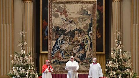 Papst Franziskus spendet den Segen "Urbi et orbi" im kleinen Kreis.