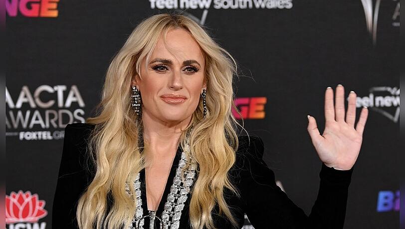 Rebel Wilson wird die BAFTAs moderieren.