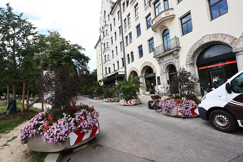 Der Zugang von der Thierschstraße aus. Hier gibt's ein paar Stühle, Pflanztröge und Radlständer.