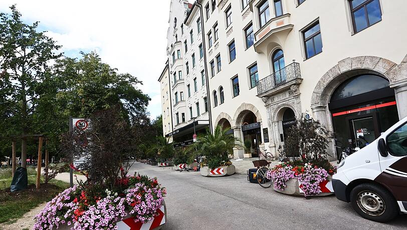 Der Zugang von der Thierschstraße aus. Hier gibt's ein paar Stühle, Pflanztröge und Radlständer. Der Zugang von der Thierschstraße aus. Hier gibt's ein paar Stühle, Pflanztröge und Radlständer.