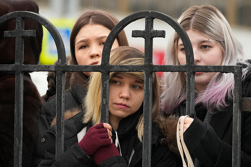 Menschen versammeln sich an der Kirche und nehmen Abschied von dem russischen Oppositionspolitiker  Alexej Nawalny.