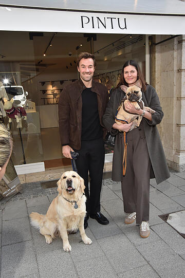 Chris Fraas mit Frau Joana Fraas und den Hunden "Camilla" und "Carlo".