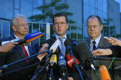 Kurze Stellungnahmen für die Presse gegen 5 Uhr früh: Roland Koch, Karl-Theodor zu Guttenberg und Peer Steinbrück