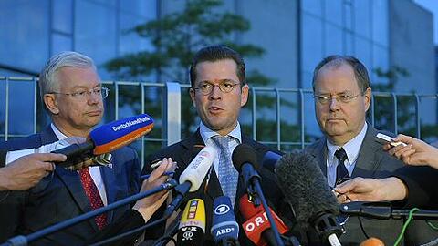 Kurze Stellungnahmen für die Presse gegen 5 Uhr früh: Roland Koch, Karl-Theodor zu Guttenberg und Peer Steinbrück
