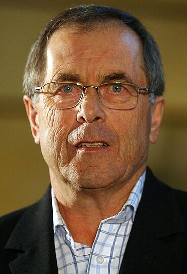 "FÜR IMMER SECHZIGER" Fredi Heiß (Meisterlöwe von 1966): Jedes Mal, wenn ich ihn sehe, freue ich mich aufs Neue. Das liegt an seiner wunderbaren Art, auf Menschen zuzugehen. Es gibt wenige Menschen, deren Leben so stark mit Fußball verbunden ist wie seines. Jetzt tritt er in den Kreis der Siebziger ein, ich bin schon da, heiße ihn willkommen und sage: Er bleibt trotzdem für immer ein Sechziger!