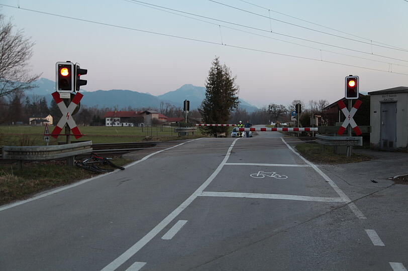Tödlicher Unfall an einem Bahnübergang in Rosenheim. Die Bilder von der Unfallstelle.