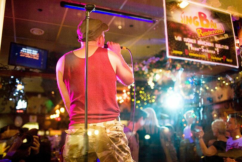 Hier testen Männer ihre Stimme vor Publikum: An anderen Abenden läuft Schlagermusik in der Bar.