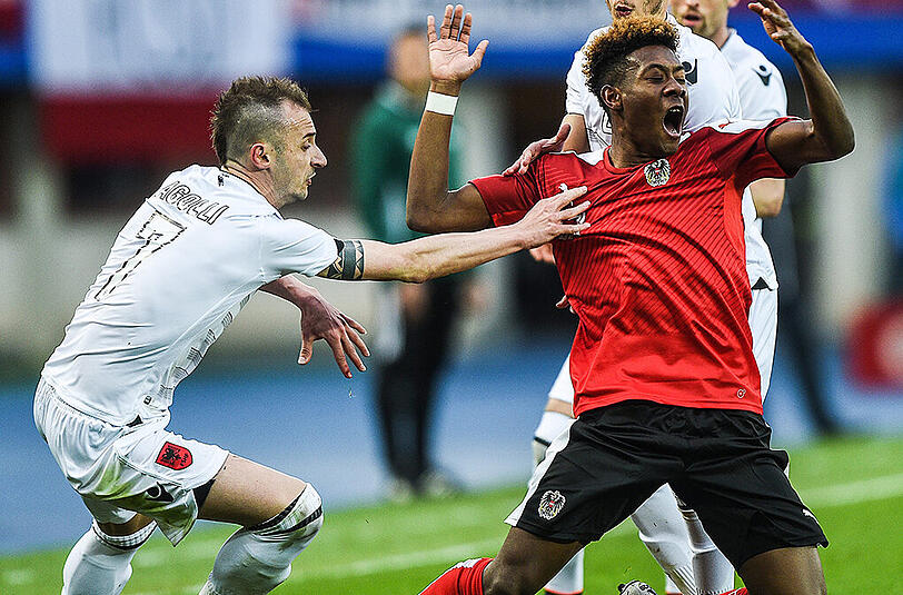 Hier wird David Alaba zu Fall gebracht, dennoch konnte er mit den Österreichern gegen Albanien gewinnen.