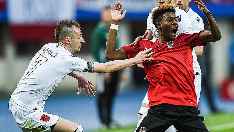 Hier wird David Alaba zu Fall gebracht, dennoch konnte er mit den Österreichern gegen Albanien gewinnen. Hier wird David Alaba zu Fall gebracht, dennoch konnte er mit den Österreichern gegen Albanien gewinnen.