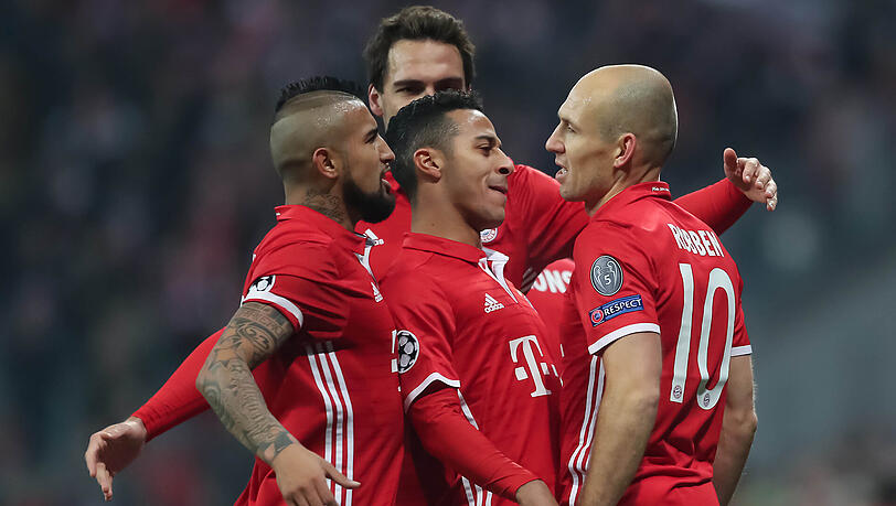Thiago (Mitte) lässt sich von seinen Teamkollegen Arturo Vidal, Mats Hummels (verdeckt) und Arjen Robben (rechts) gebührend feiern. Thiago (Mitte) lässt sich von seinen Teamkollegen Arturo Vidal, Mats Hummels (verdeckt) und Arjen Robben (rechts) gebührend feiern.