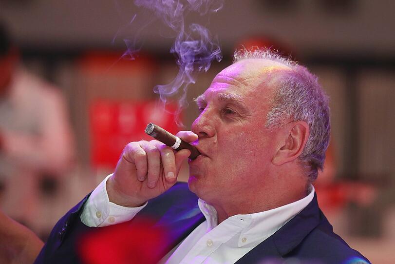 Uli Hoeneß gönnte sich zur Entspannung eine Zigarre