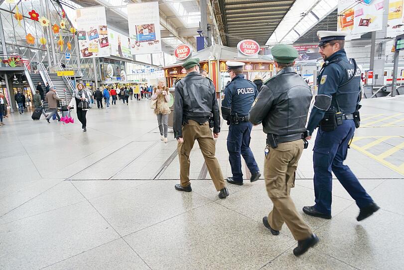 Gemeinsam auf Streife: Bundespolizisten (in blauer Uniform) und Beamte des Münchner Präsidiums im Hauptbahnhof.
