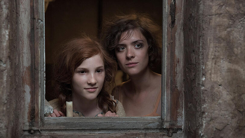 Babylon Berlin: Charlotte Ritter (LIV LISA FRIES) mit ihrer Schwester Toni (IRENE BÖHM)