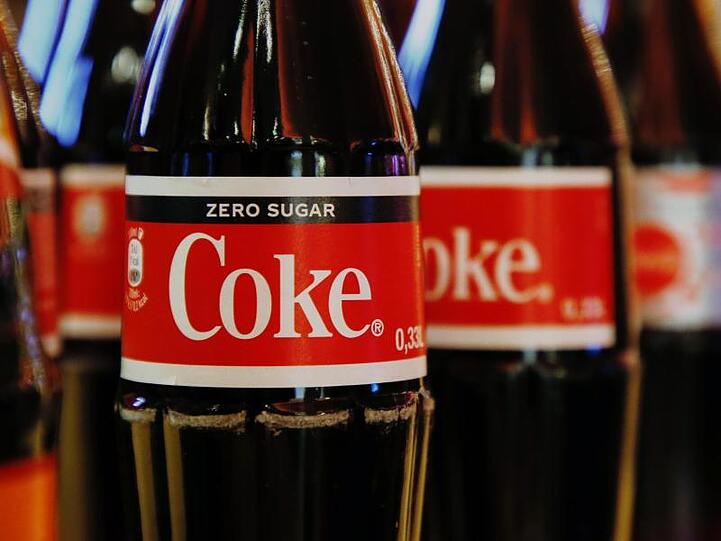 Coca-Cola steigerte den Umsatz in Deutschland im vergangenen Jahr nach Unternehmensangaben insgesamt um 4 Prozent auf 2,4 Milliarden Euro.