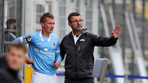 Michael Köllner - hier mit Junglöwe Fabian Greilinger - zeigte sich mit dem Auftritt seiner Löwen gegen Lübeck zufrieden.