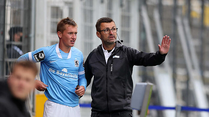 Michael Köllner - hier mit Junglöwe Fabian Greilinger - zeigte sich mit dem Auftritt seiner Löwen gegen Lübeck zufrieden.