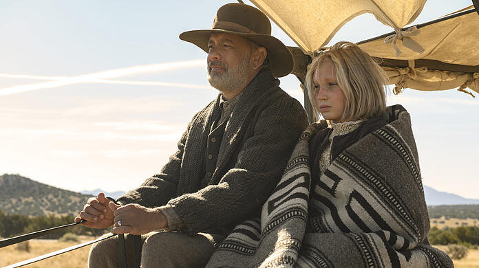 Helena Zengel als Johanna Leonberger und Tom Hanks als Captain Jefferson Kyle Kidd in "Neues aus der Welt" von Paul Greengrass.