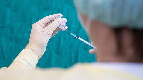 Durch Freikarten könnte die Impfbereitschaft erhöht werden – zumindest wenn es nach der SPD/Volt-Fraktion geht. Das Gesundheitsreferat hat dem Vorhaben nun eine Absage erteilt. (Archivbild)