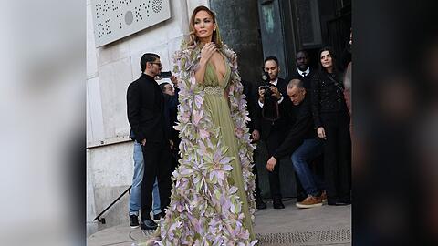 Jennifer Lopez macht Paris unsicher.