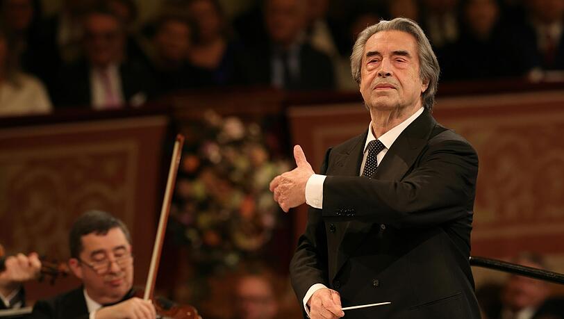 Die Wiener Philharmoniker unter Dirigent Riccardo Muti beim Neujahrskonzert 2025 im Goldenen Saal des Musikvereins in Wien.