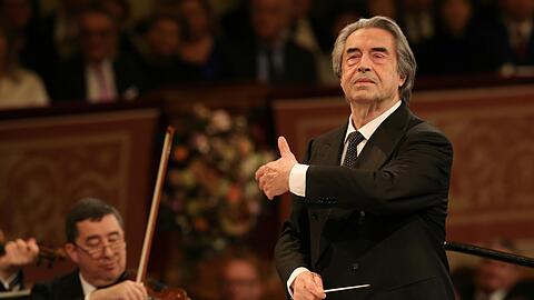 Die Wiener Philharmoniker unter Dirigent Riccardo Muti beim Neujahrskonzert 2025 im Goldenen Saal des Musikvereins in Wien.