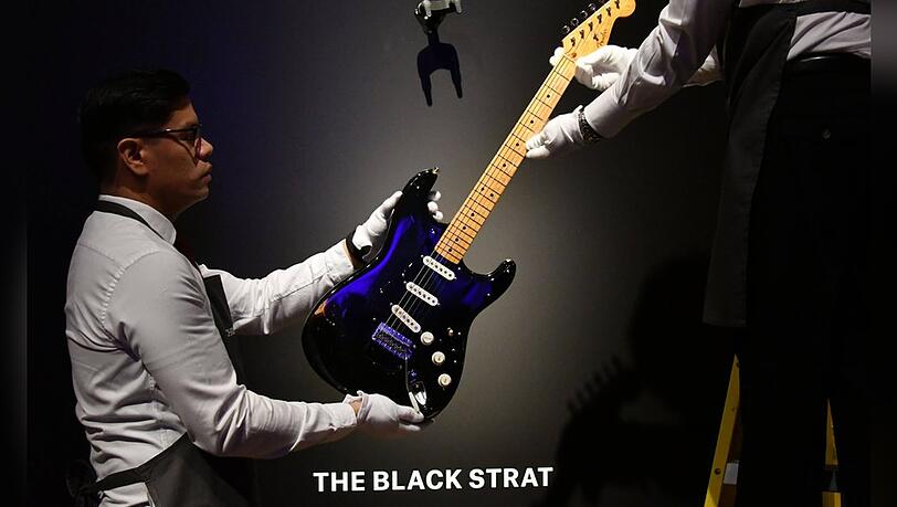 Das teure Objekt der Begierde: Die legend&auml;re Black Strat von David Gilmour.