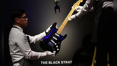 Das teure Objekt der Begierde: Die legend&auml;re Black Strat von David Gilmour.