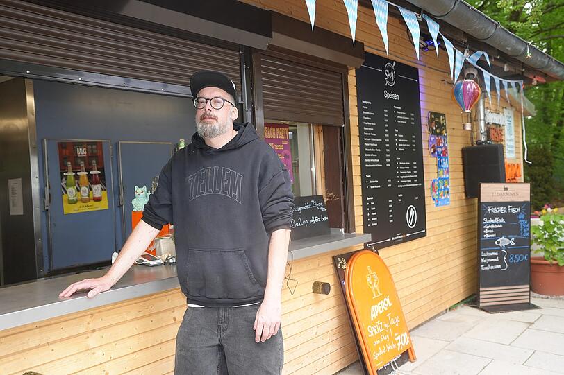 Felix Schmitz leitet zusammen mit Cathrin Dierks den Strandkiosk "Steg 1".
