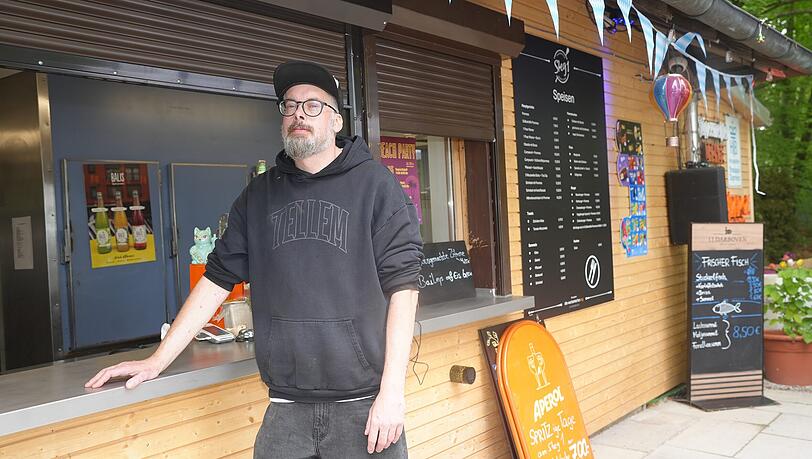 Felix Schmitz leitet zusammen mit Cathrin Dierks den Strandkiosk "Steg 1".