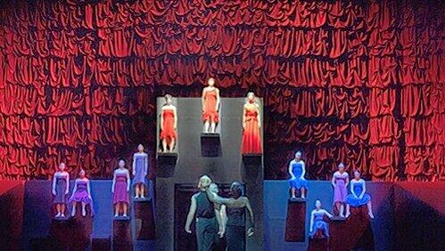 Carmen-Dreifaltigkeit in Rot: die Tänzerinnen Sophie Antoine, Sayaka Kado und Jaione Zabala. Carmen-Dreifaltigkeit in Rot: die Tänzerinnen Sophie Antoine, Sayaka Kado und Jaione Zabala.