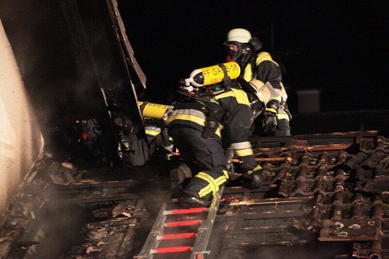 Zu einem Garagenbrand in Dörfl wurden mehrere Feuerwehren alarmiert. Das Feuer ist vermutlich im Dachbereich der Garage ausgebrochen und griff auf das Wohnhaus über.