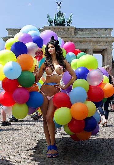 Nackt zwischen Luftballons: Micaela Schäfer posiert vor dem Brandenburger Tor.