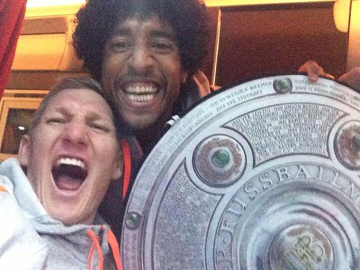 Bastian Schweinsteiger postet auf seiner Facebook-Seite: Jaaaaaaaaaa!
Es fühlt sich immer wieder wahnsinnig gut an! ;-)
Für Dante Bonfim Official und viele andere war es die erste Meisterschaft. Grüße aus Frankfurt nach München