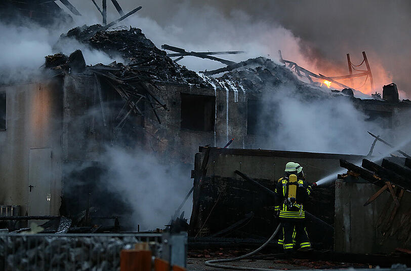In Straßham ist eine Lagerhalle vollständig abgebrannt. Die Bilder vom Feuerwehr-Großeinsatz.