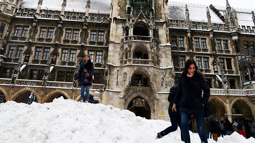 Mei so viel Schnee &ndash; sogar vor dem Rathaus &ndash; erwacht bei jedem schnell das Kind!