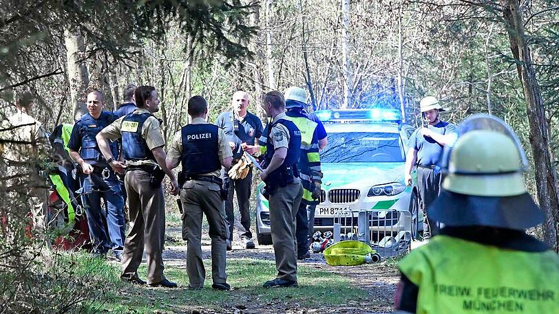 Die Polizei sucht mit einem Hubschrauber nach dem Brandstifter.