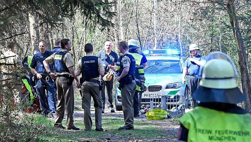 Die Polizei sucht mit einem Hubschrauber nach dem Brandstifter. Die Polizei sucht mit einem Hubschrauber nach dem Brandstifter.