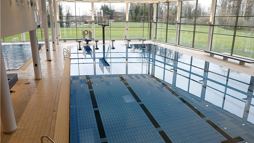 Der Mann beobachtete die Kinder beim Schwimmtraining und steckte ihnen Geld in die Schuhe (Symbolbild).