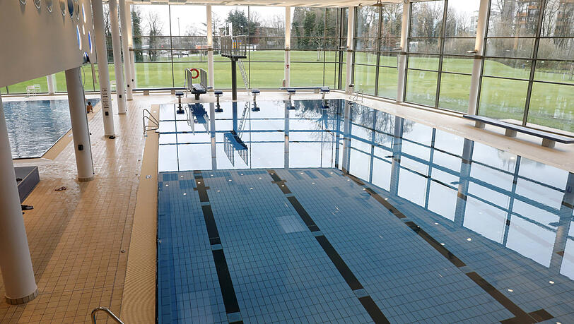 Der Mann beobachtete die Kinder beim Schwimmtraining und steckte ihnen Geld in die Schuhe (Symbolbild). Der Mann beobachtete die Kinder beim Schwimmtraining und steckte ihnen Geld in die Schuhe (Symbolbild).