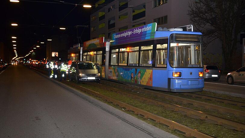 Die Frau war auf dem Hochgleis in der Belgradstraße unterwegs.