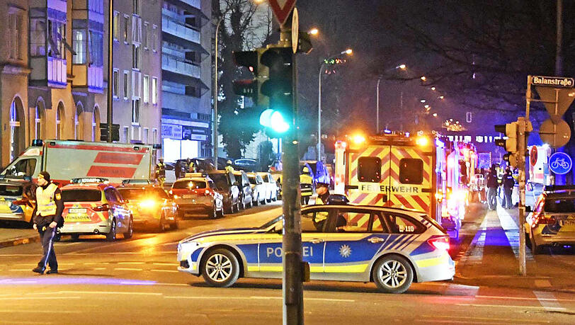 Ein Großaufgebot an Einsatzkräften ist am Freitagabend zur St.-Martin-Straße gekommen. Ein Großaufgebot an Einsatzkräften ist am Freitagabend zur St.-Martin-Straße gekommen.