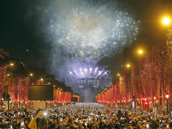 Neujahrsfeierlichkeiten auf der Champs-Elysees 2019.