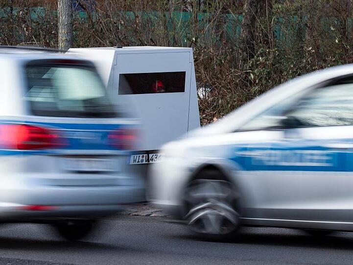Zwei Polizeiwagen fahren zu einem Einsatz. Foto: Bernd von Jutrczenka/dpa