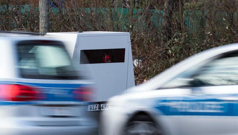 Zwei Polizeiwagen fahren zu einem Einsatz. Foto: Bernd von Jutrczenka/dpa Zwei Polizeiwagen fahren zu einem Einsatz. Foto: Bernd von Jutrczenka/dpa
