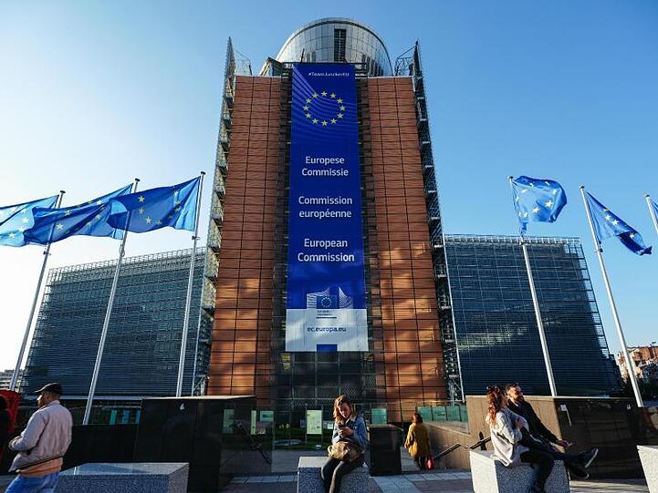 EU-Flaggen wehen vor dem Berlaymont-Gebäude, dem Hauptsitz der Europäischen Kommission in Brüssel.