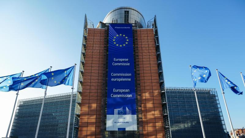 EU-Flaggen wehen vor dem Berlaymont-Gebäude, dem Hauptsitz der Europäischen Kommission in Brüssel. EU-Flaggen wehen vor dem Berlaymont-Gebäude, dem Hauptsitz der Europäischen Kommission in Brüssel.
