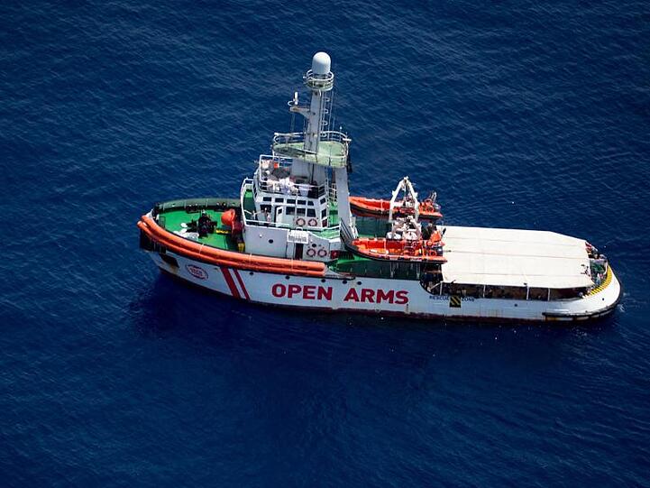 Das Rettungsschiff "Open Arms" der Hilfsorganisation Proactiva Open Arms liegt im Mittelmeer vor der Küste der Insel Lampedusa.