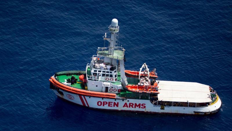 Das Rettungsschiff "Open Arms" der Hilfsorganisation Proactiva Open Arms liegt im Mittelmeer vor der Küste der Insel Lampedusa. Das Rettungsschiff "Open Arms" der Hilfsorganisation Proactiva Open Arms liegt im Mittelmeer vor der Küste der Insel Lampedusa.