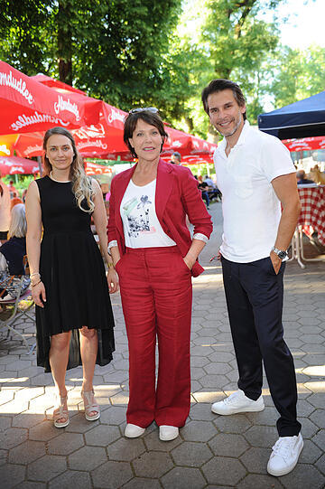 Die Schauspieler Daria Trenkwalder (l-r), Janina Hartwig und Florian Odendahl.