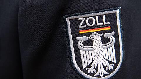 Neben den gefälschten Waren stellte der außerdem mehr geschmuggelte Zigaretten sicher.